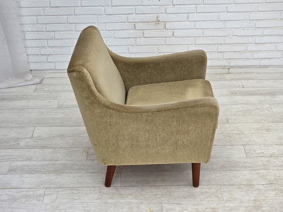 Image 1 of Fauteuil danois des années 1970, velours d'ameublement vert original, pieds en bois de teck
