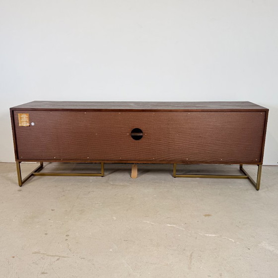 Credenza/mobile TV Dutchbone Class – Legno di acacia con venature a spina di pesce e ottone anticato (photo 6 of 12)