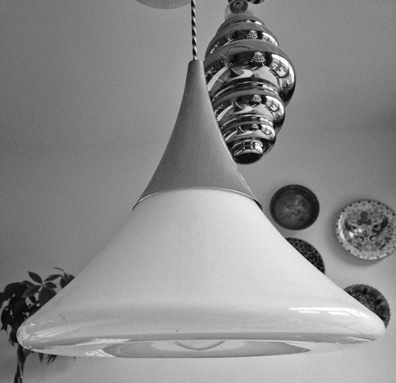 Image 1 of Lampe spatiale Glasshutte opaline chromée