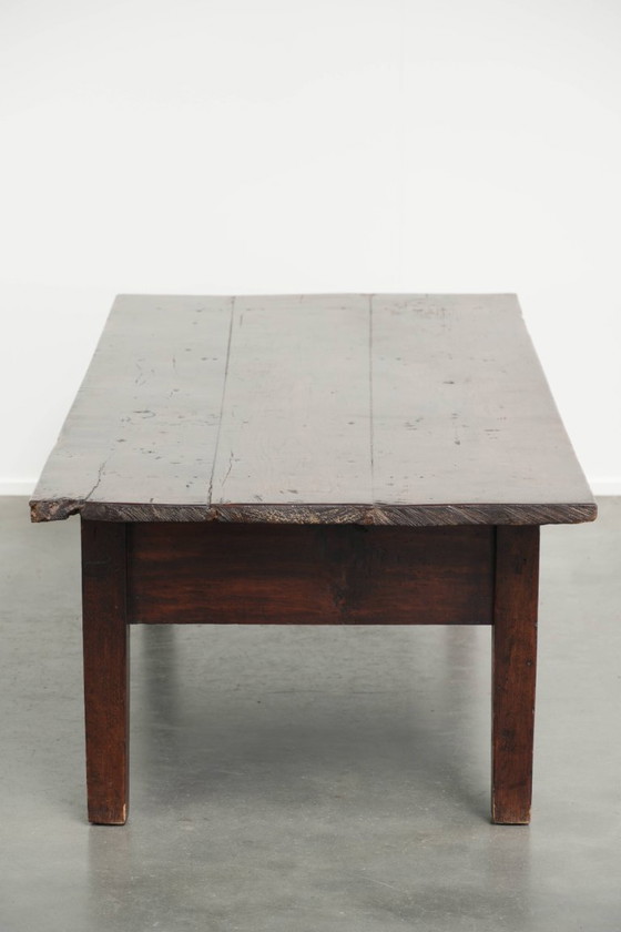 Zeer mooie antieke Zuid Europese salontafel uit de 18e eeuw van vruchtbomenhout met warme kleuren en 3 lades (photo 3 of 12)