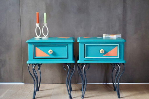 Memphis Twins – comodini postmoderni nei colori verde acqua e arancione toscano.