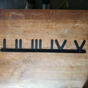 Umbra de Aminimal Studio: estante de pared escultural de metal negro.