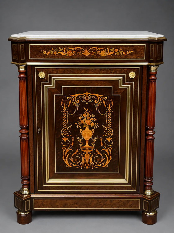 Cómoda elegante estilo Napoleón III. Marquetería en madera preciosa. Bronce dorado, tapa de mármol. – Bronze (photo 2 of 10)