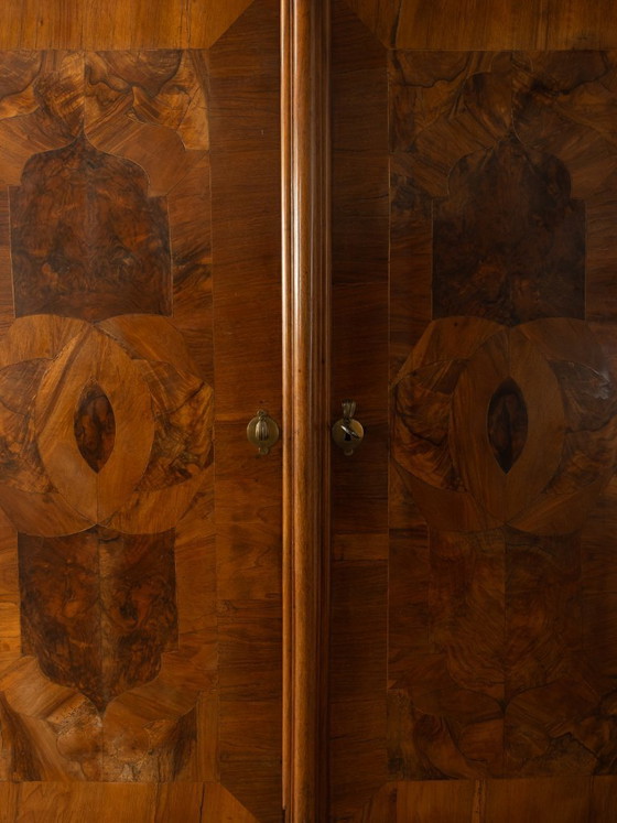 Image 1 of Armoire baroque en noyer, vers 1760