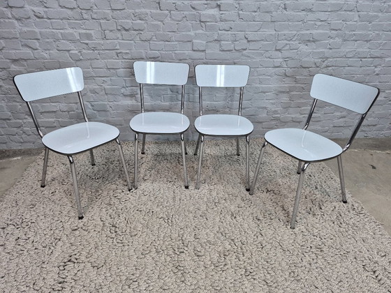 Lot de 4 Chaises de Cuisine Vintage Brabantia, Formica Blanc Texture Lin avec Bordure Noire et Argentée, (photo 3 of 7)