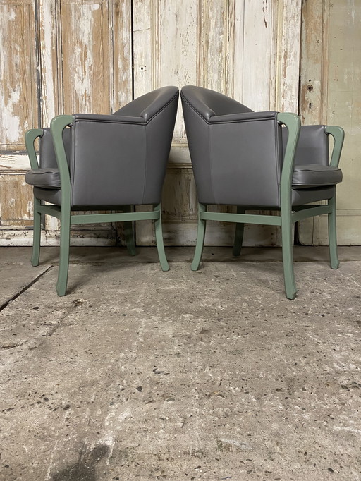 Sei poltrone di design italiano, metà secolo, in pelle grigia.