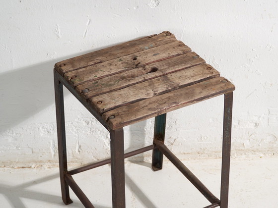 Antique industrial stool in pine wood and iron – Central Europe, circa 1950 – Industrieel (photo 16 of 33)