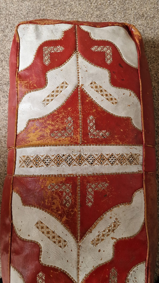 Image 1 of Pouf oriental en cuir rouge/blanc.