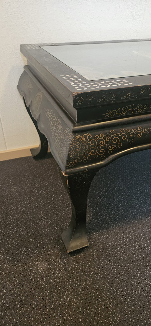 Chinesischer Tisch mit Glasplatte