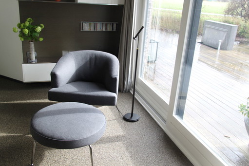 Poltrona girevole Minotti Martin con pouf Minotti Berman