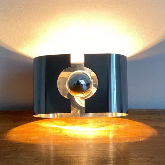 Image 1 of Wandlamp in ruimtetijdstijl. 1970. Verchroomd staal.