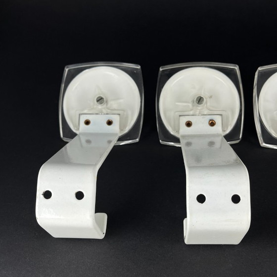 Set of 4 vintage wall hooks – Space Age design, white metal & transparent acrylic – Coat racks, Plexiglass (photo 10 of 17)