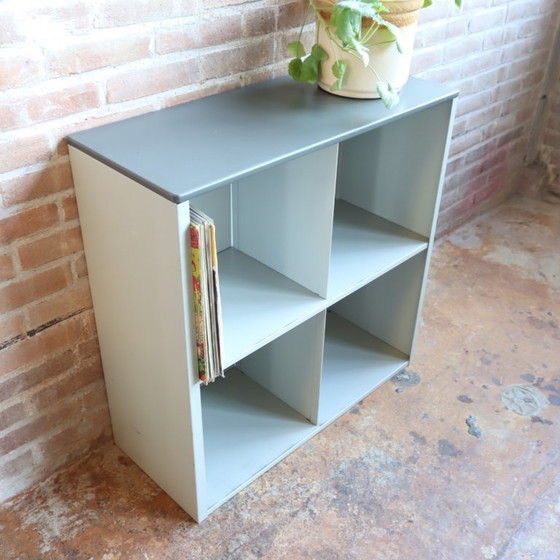 Image 1 of Vitrine vintage en métal pour disques vinyles et tourne-disques