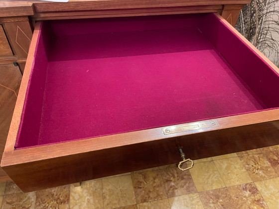 Image 1 of Elegante commode van massief mahoniehout met 4 deuren en 4 lades in de Directoire-stijl.