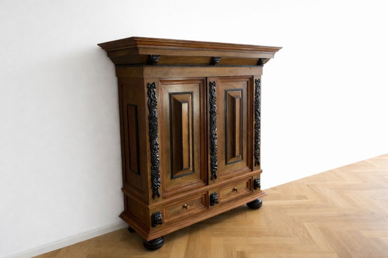 Image 1 of Armario de lino antiguo de madera maciza – ricamente decorado – armario único