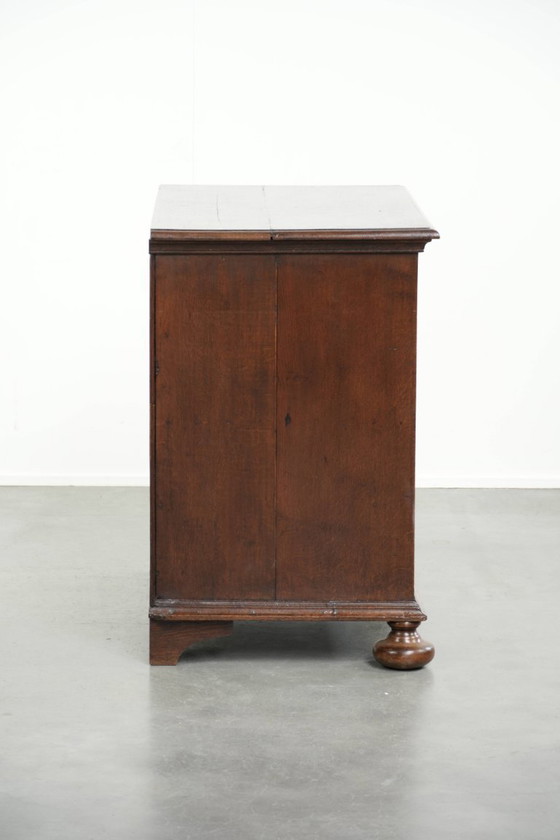 Image 1 of Zeer mooie antieke Engelse 17e eeuwse eikenhouten commode/ ladekast met origineel beslag en bolpoten