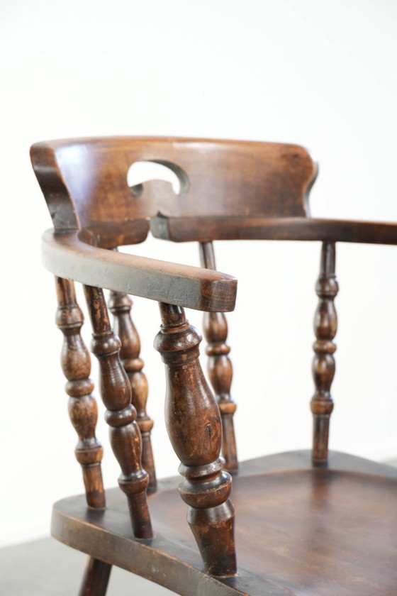Image 1 of Houten Engelse antieke pub/ captain chair uit eind 19e eeuw met karakter en een prachtige kleurstelling