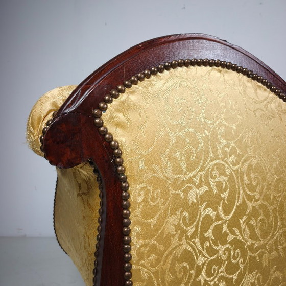 Elegante chaise longue francesa del siglo XIX de nogal macizo con tapicería de damasco dorado. Presenta un (photo 7 of 8)