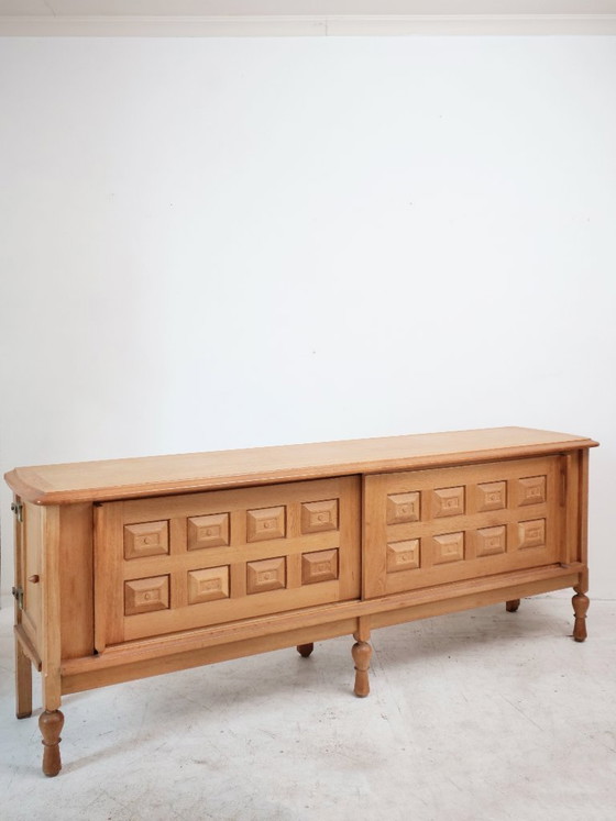 Image 1 of Dressoir van Guillerme en Chambron in licht eikenhout, brutalistische stijl