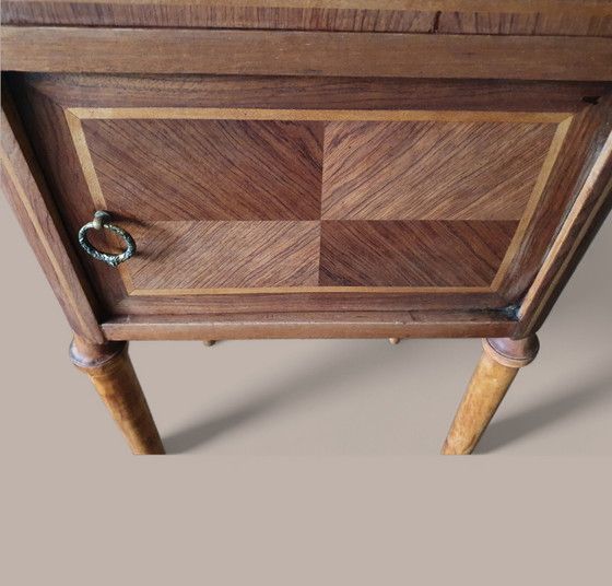 Image 1 of Bijzettafel in Louis XVI-stijl met marqueterie - Marmeren blad en verguld bronzen decoraties