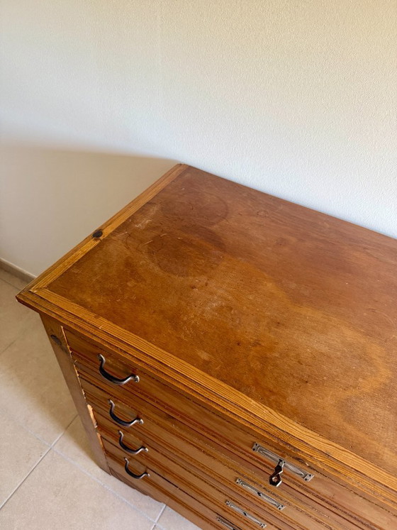 Image 1 of Commode van onbewerkt hout en verchroomd metaal, in art-decostijl uit de jaren 50.