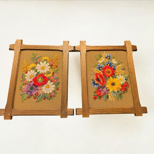 Vintage broderie set | 2 motifs de fleurs dans un cadre en bois | fait main | décoration murale