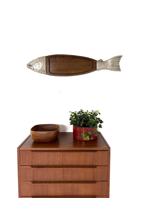 Planche à découper vintage en teck et argent, motif saumon et truite, années 60