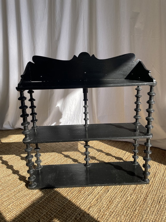 Image 1 of Vintage gedraaide houten volkskunst spoelhouder