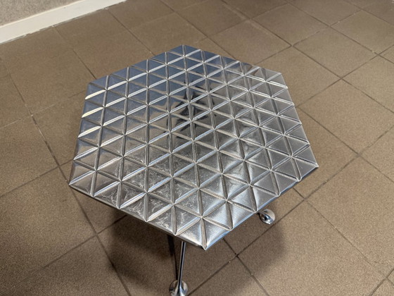Vitra | Alexander Girard | Hexagonal Table | Aluminium | 1 pièce – Tables d'appoint (photo 4 of 8)