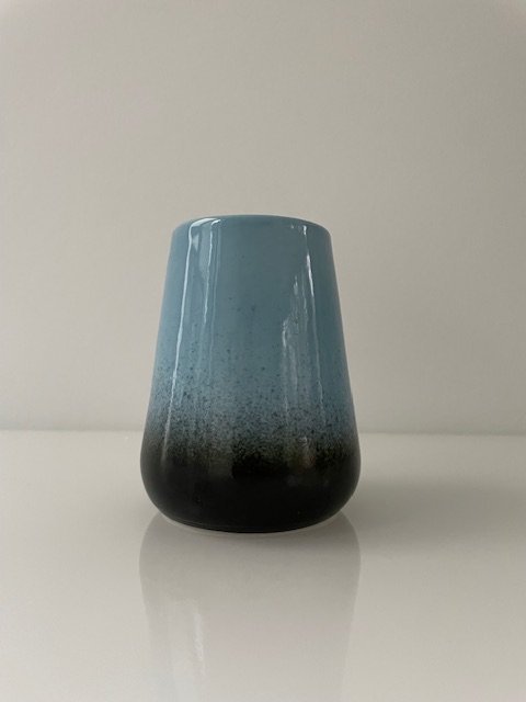 Image 1 of Vaso dal design moderno – azzurro con base nero intenso