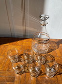 Servizio di bicchieri da liquore e decanter con bordo dorato