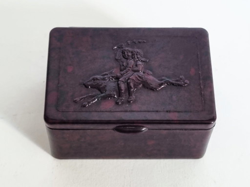 Portapillole/mini scatola in bachelite – bambini che cavalcano un coniglio – Art Deco in marmo rosso e nero