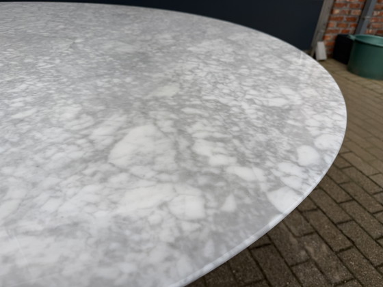 Image 1 of Original round Knoll Tulip dining table 137cm in Carrara marble, Eero Saarinen