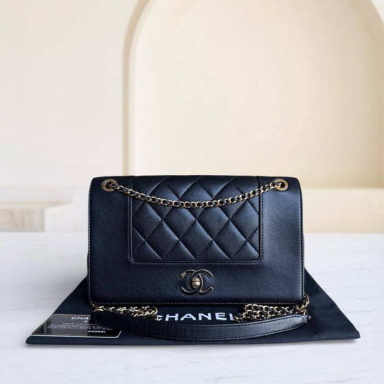 Image 1 of Borsa Chanel Seasonal Flap Mademoiselle - Pelle di vitello trapuntata, nera, con finiture dorate.