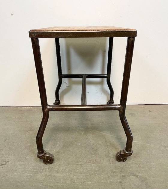 Image 1 of Table industrielle sur roulettes, années 1960