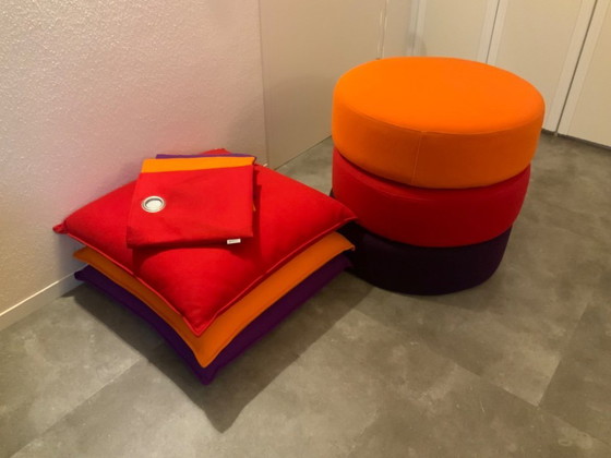 Image 1 of Canapé Drop Soft Newtonian, tissu Moroso Divina 623 rouge. Coussins et poufs assortis également disponibles.