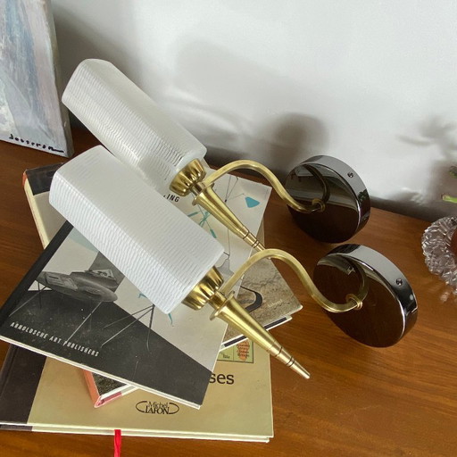 Coppia di applique da parete in ottone con paralumi quadrati a forma di tulipano in vetro bianco scanalato. – wandlampen