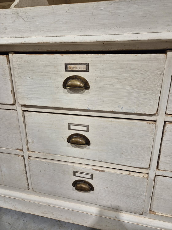 Image 1 of Vecchia credenza rurale in pino con vetri tagliati