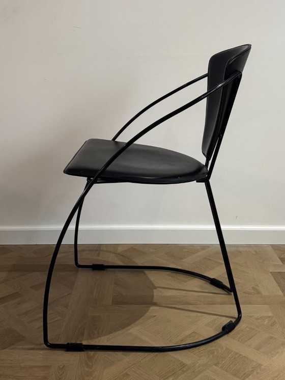 Image 1 of Set van 6 moderne Italiaanse stoelen van zwart metaal en leer, jaren 80