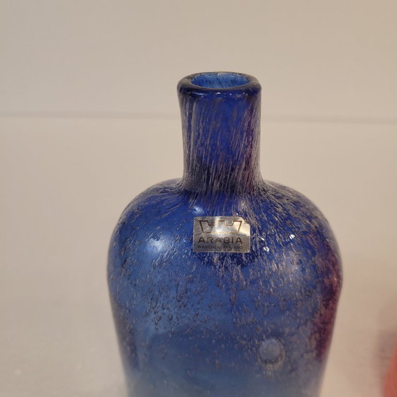 Image 1 of Paar blau-orangefarbene Blasenglasgefäße, Arabien, 2000er Jahre - Finnland