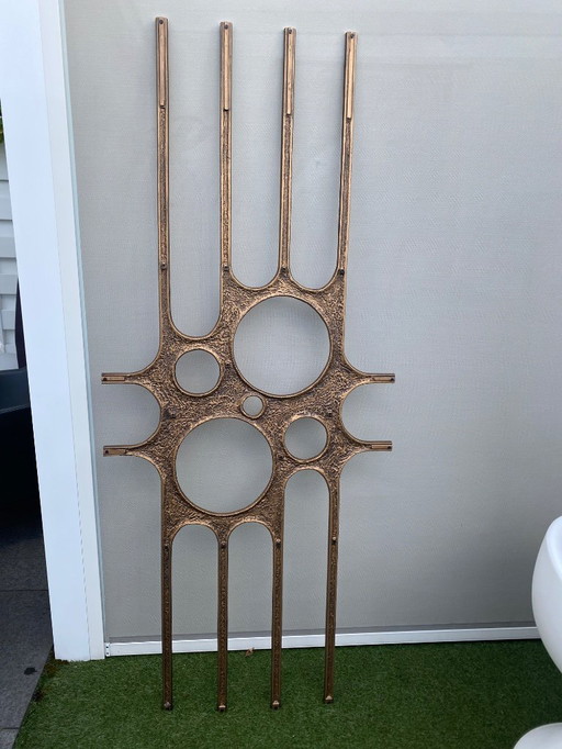 Scultura murale brutalista aluy