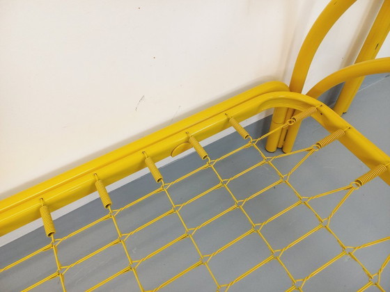 Image 1 of Twee vintage Italiaanse Maretto Marflex stapelbedden van geel metaal uit de jaren 80.