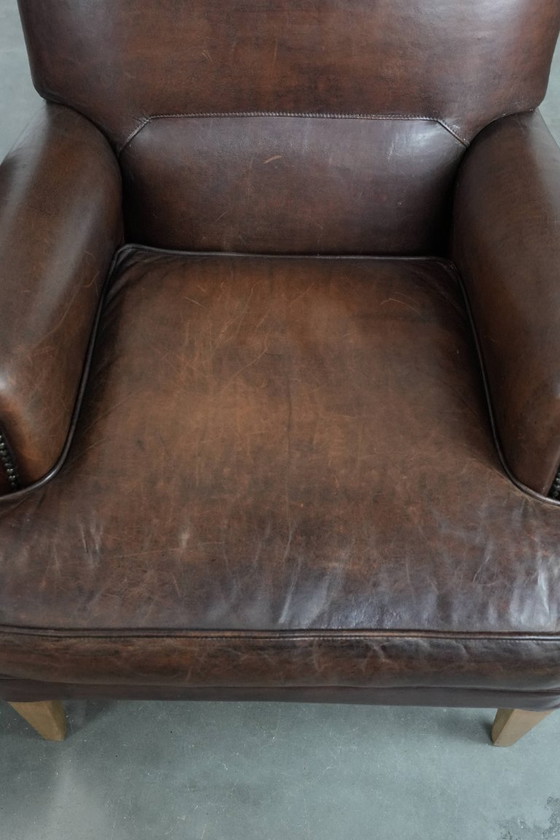 Image 1 of 2 x Charakteristischer Schaffellsessel in einer schönen, tiefen Farbe