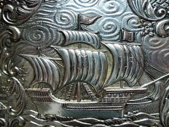 Image 1 of Decoratief verzilverde schaal met een gedetailleerde reliëfvoorstelling.