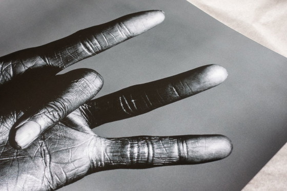 Image 1 of De hand van Miles Davis - Irving Penn, New York, 1986 - 45,7 x 45,7 cm