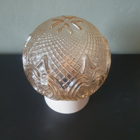 Lampadario vintage di grandi dimensioni color ambra con motivo a rilievo. – Massive, Plafoniere, Plastic (photo 3 of 11)