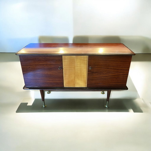 Belle forme originale allemande Mid Century Sideboard des années 1950 avec pieds en laiton sur les jambes coniques