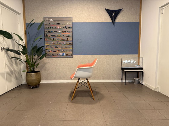 Image 1 of Vitra | Eames | DAW | Roze bekleding & Esdoorn onderstel | 6x