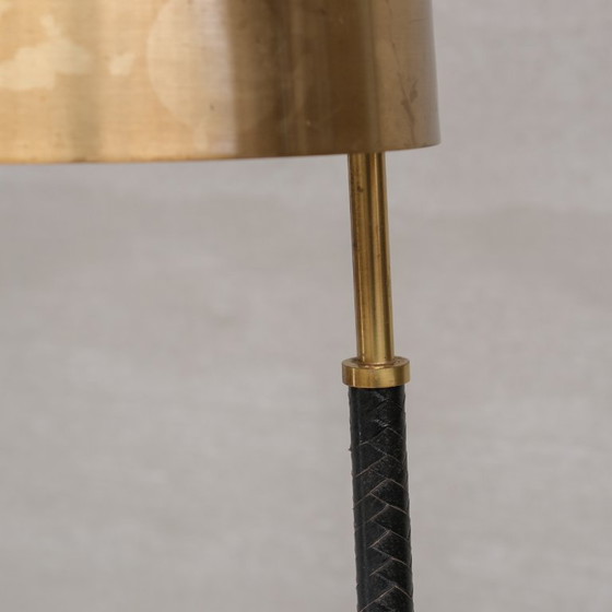 Image 1 of Lampe de table suédoise en laiton et cuir, style milieu du XXe siècle