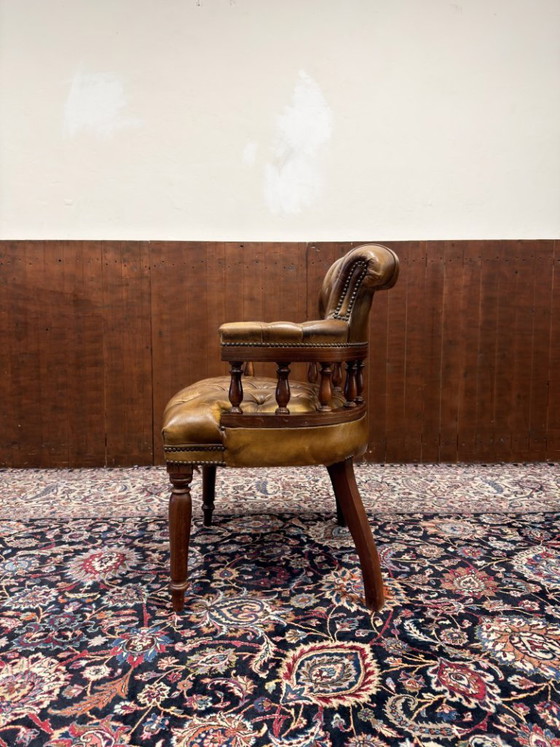Klassischer englischer Chesterfield Stuhl – Sessel, Leather, Wood (photo 3 of 7)